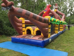 location-parcours-gonflable-pirate