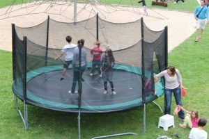 Grand trampoline avec des filets de sécurité