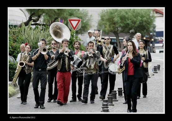 Fanfare de rue ENVOL avec musiciens et instruments pour parade animée