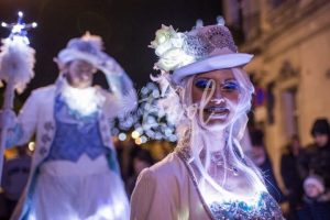 Échassiers blancs lumineux ENVOL pour parade de Noël nocturne
