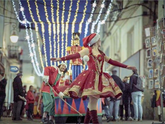 Parade Casse-Noisette ENVOL avec lutins et mascotte Pain d'épices