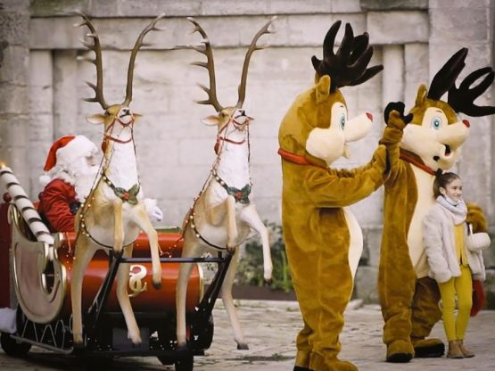 Parade du Père Noël ENVOL avec rennes pour ville et collectivité