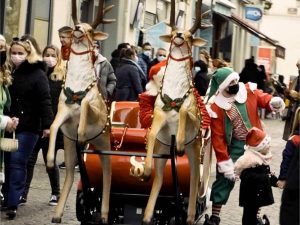 Parade du Père Noël ENVOL avec rennes pour ville et collectivité