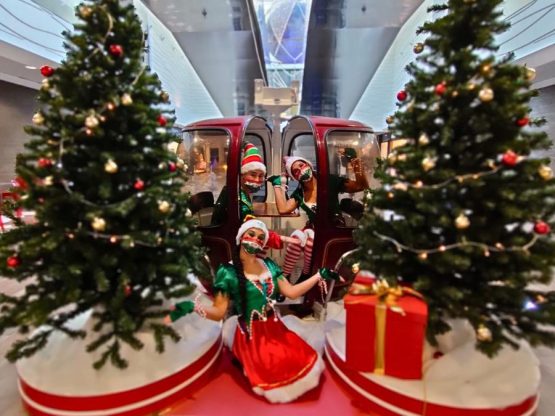 Spectacle déambulatoire Les Grelots ENVOL avec lutins de Noël
