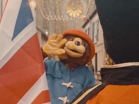 Parade Londres ENVOL avec personnage Paddington pour événement de Noël