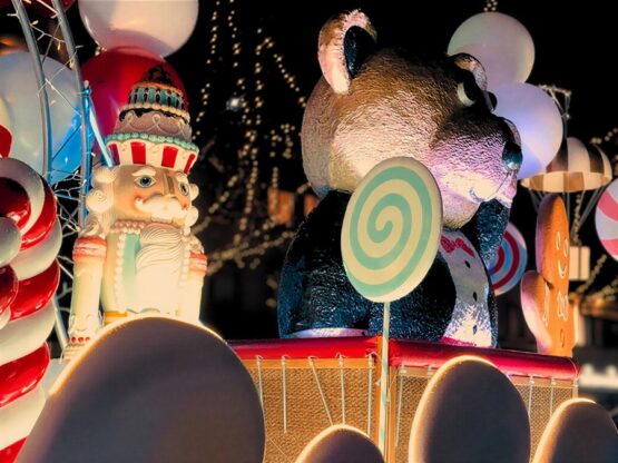 Grande parade gourmande ENVOL avec mascottes géantes pour marché de Noël
