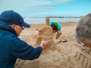 Team building sculpture sur sable