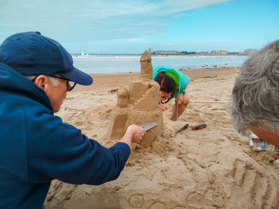 Team building sculpture sur sable